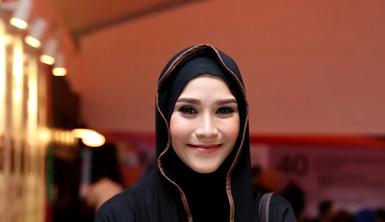 Pemeran yang dalam sinetron Para Pencari Tuhan  ini mengakui bahwa setelah dirinya resmi menutup auratnya dengan mengenakan hijab, ia menjadi lebih terkenal. Dan makin banyak mendapatkan tawaran. (Andy Masela/Bintang.com)