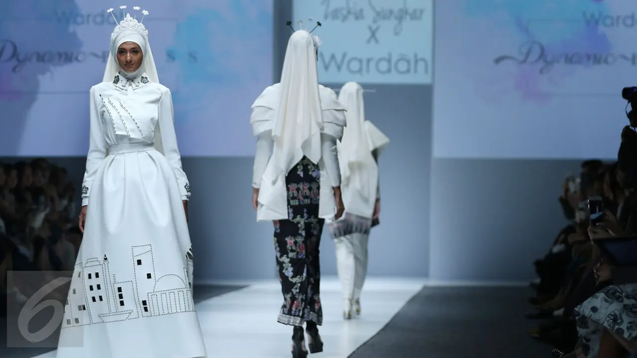 20151025-Artis Sekaligus Desainer Zaskia Sungkar Ramaikan JFW 2016