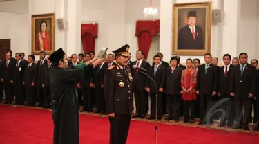 Kapolri Jenderal Pol. Badrodin Haiti mengucapkan sumpah jabatan yang dipimpin oleh Presiden Joko Widodo di Istana Negara, Jakarta, Jumat (17/4/2015). (Liputan6.com/Faizal Fanani)