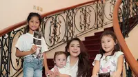 Celine Evanglista berfoto bersama ketiga anaknya didepan tangga, saat mengetahui kini Celine mengandung anak keempat (Liputan6.com/IG/celine_evangelista)