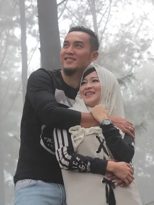 Okie Agustina sempat melepas hijab setelah ia bercerai dengan Pasha. Akan tetapi ia kembali mengenakan hijab saat menikah dengan Gunawan Dwi Cahyo. (Foto: instagram.com/okieagustina.gdc13)