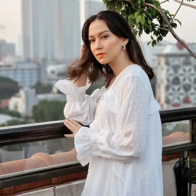 6 Artis Ini Tak Pernah Tahu Sosok Ayah Sejak Kecil, Dibesarkan Oleh Ibunda