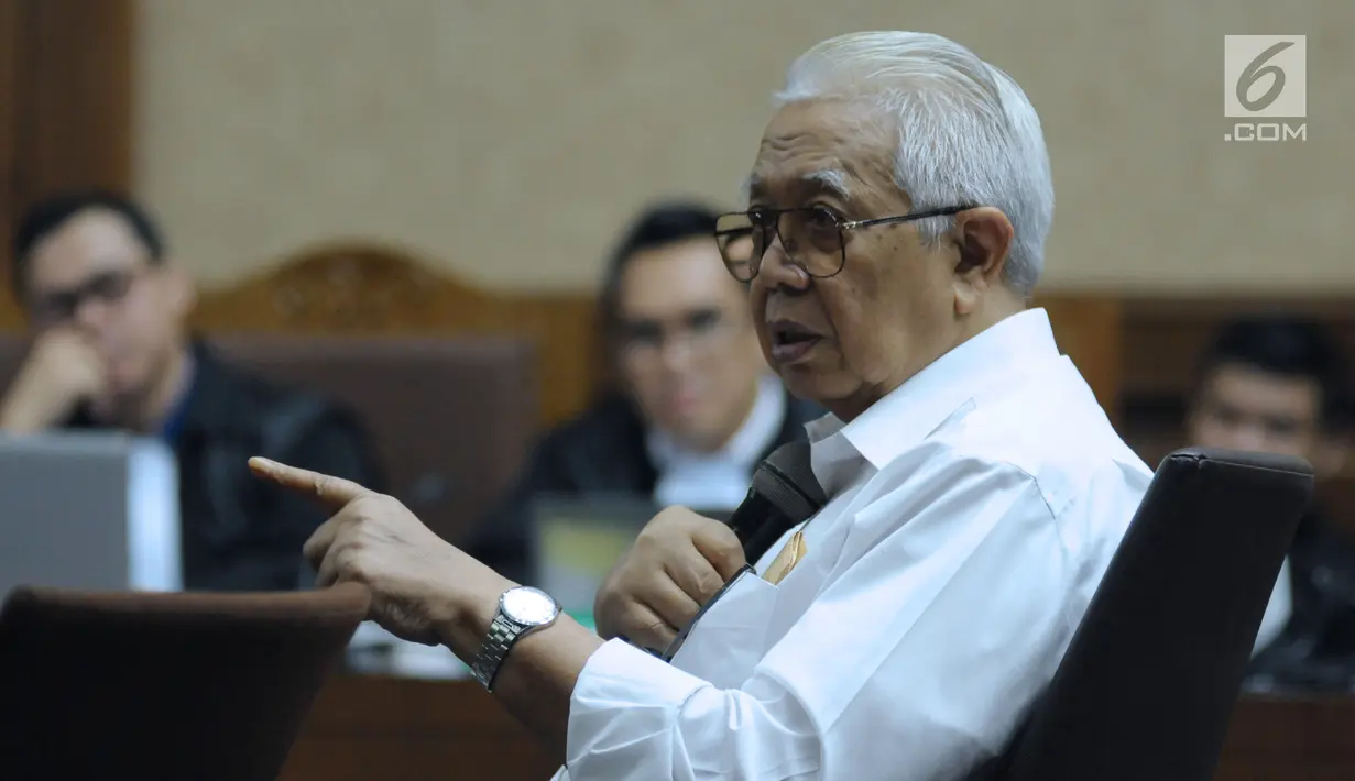 Mantan Menteri Keuangan, Bambang Subianto menjawab pertanyaan pada sidang lanjutan penerbitan SKL terhadap obligor BLBI dengan terdakwa Syafruddin Arsyad Temenggung di Pengadilan Tipikor, Jakarta, Rabu (6/6). (Liputan6.com/Helmi Fithriansyah)