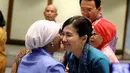 Istri Gubernur DKI Jakarta Basuki 'Ahok' Tjahaja Purnama,  Veronica terlihat ramah melayani satu persatu ucapan selamat dari para ibu-ibu anggota PKK yang hadir, Kamis (4/12/2014). (Liputan6.com/Faizal Fanani)