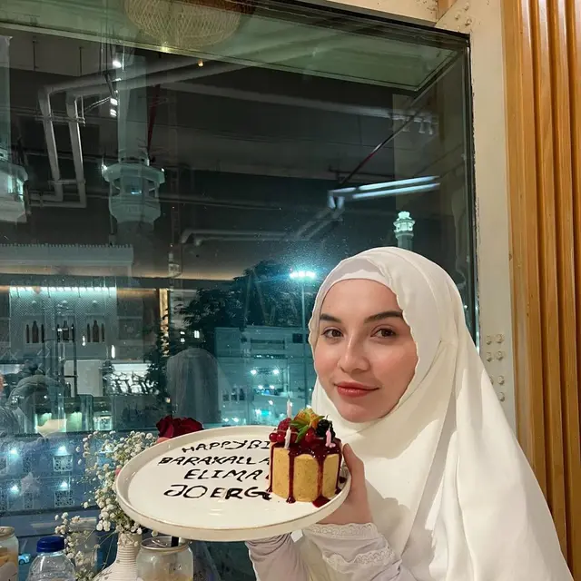 Elina Joerg rayakan ulang tahun dengan ibadah umrah (credit: instagram/elinaaaaajoerg)