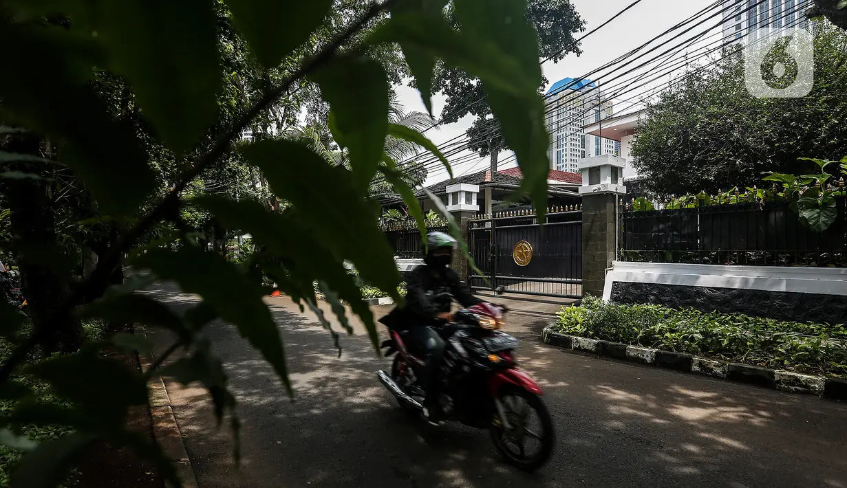 Pengendara motor melintas di depan rumah dinas Edhy Prabowo setelah tertangkap KPK, di Jalan Widya Chandra V, no 26, Jakarta, Kamis (26/11/2020).  KPK menetapkan Menteri Kelautan dan Perikanan Edhy Prabowo sebagai tersangka korupsi suap Izin Ekspor Benih Lobster di KKP. (Liputan6.com/Johan Tallo)