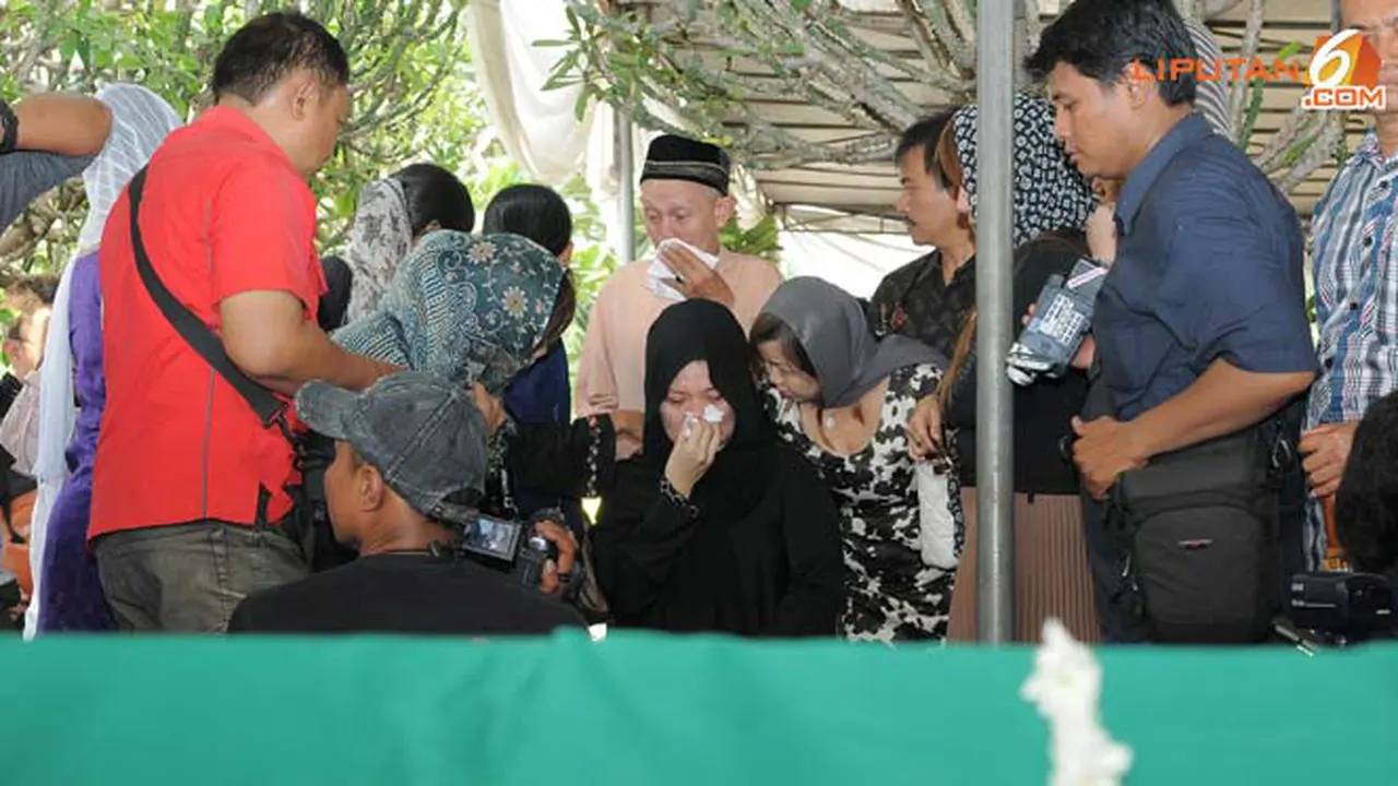tangis-munim-idris-makam-130927b.jpg