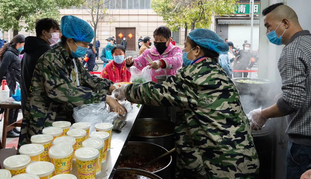 Para koki memasak mi sapi di sebuah restoran di Xiangyang, Provinsi Hubei, China tengah, pada 16 Maret 2020. Beberapa restoran mi sapi di Xiangyang kembali melanjutkan bisnis dengan layanan take away pada Senin (16/3). (Xinhua/Xie Jianfei)
