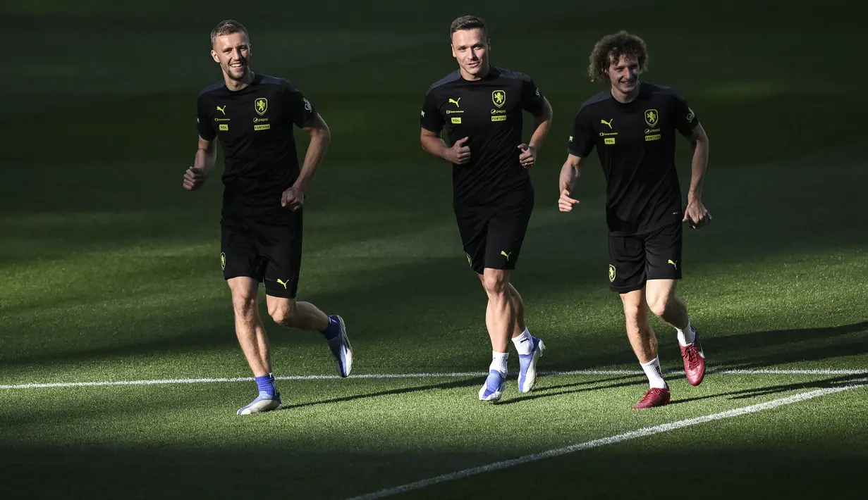 Gelandang timnas Republik Ceko Tomas Soucek (kiri) dan rekan satu timnya menghadiri sesi latihan menjelang kontra Portugal di stadion Alvalade di Lisbon, Rabu (8/6/2022). Duel antara Portugal vs Ceko pada matchday 3 Grup 2 UEFA Nations League A 2022/23, akan digelar di Estadio Jose Alvalade, Jumat 10 Juni 2022 dini hari WIB. (PATRICIA DE MELO MOREIRA / AFP)
