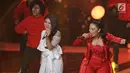 Aksi panggung Via Vallen saat berduet dengan penyanyi dangdut Zaskia Gotik di Konser Raya 23 Indosiar Luar Biasa di Jakarta , Kamis (11/1). Via Valen dan Zaskia Gotik mebawakan lagu sayang dan juragan empang. (Liputan6.com/Herman Zakharia)