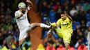 Pemain Real Madrid, Isco (kiri), berebut bola dengan pemain Villarreal, Mario, pada lanjutan La Liga Spanyol di Stadion Santiago Bernabeu, Madrid, Rabu (20/4/2016) atau Kamis dini hari WIB. (AFP/Pierre-Philippe Marcou)