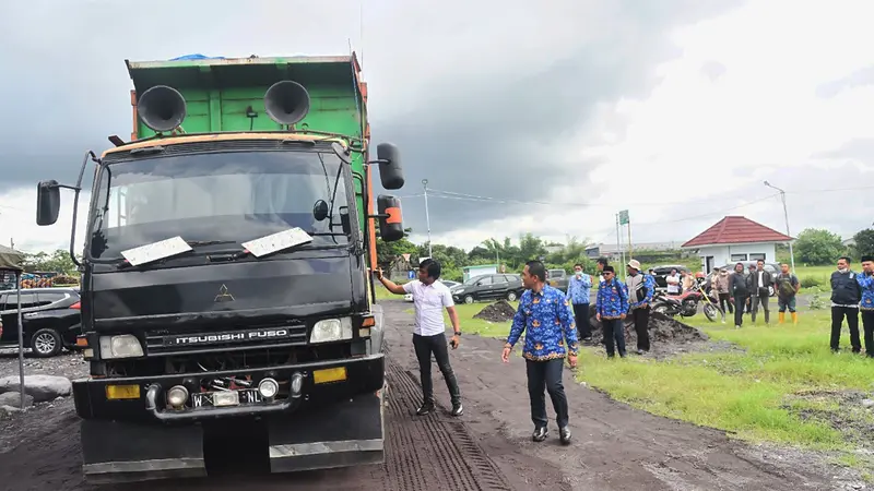 Bupati Lumajang Thoriqul Haq Tinjau area yang akan digunakan stockpile terpadu (Istimewa)