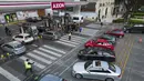 Para pengemudi mengantre untuk mengisi bahan bakar kendaraan mereka di sebuah pompa bensin di Buenos Aires, Argentina, Senin (30/10/2023). (AP Photo/Rodrigo Abd)