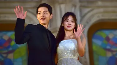 Song Joong Ki dan Song Hye Kyo melambaikan tangan ketika berpose di karpet merah The 52nd Baeksang Art Awards di Seoul, 3 Juni 2016. Melalui agensi masing-masing, Song-Song Couple mengumumkan pernikahan mereka pada 31 Oktober 2017. (JUNG YEON-JE/AFP)