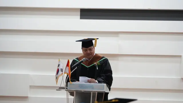 Menteri Koordinator Bidang Perekonomian Airlangga Hartarto mendapat anugerah Doktor Honoris Causa dari Gyeongsang National University (GNU) di Kota Jinju, Korea Selatan, Selasa (21/5/2024). (Dok Kemenko Perekonomian)