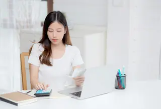 Ilustrasi perempuan menghitung pengeluaran. (c) nnudoo/Depositphotos.com