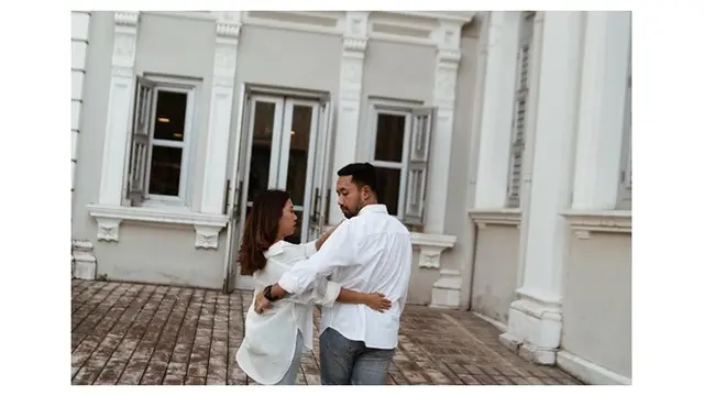 6 Potret Prewedding Kiky Saputri dan Kekasih, Serasi Bertema Hitam Putih