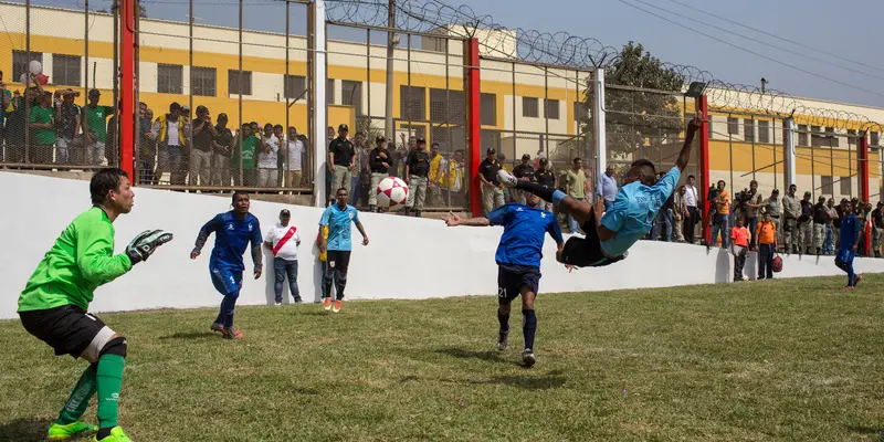 Jelang Piala Dunia, Peru Gelar Kompetisi Sepak Bola Antar Penjara