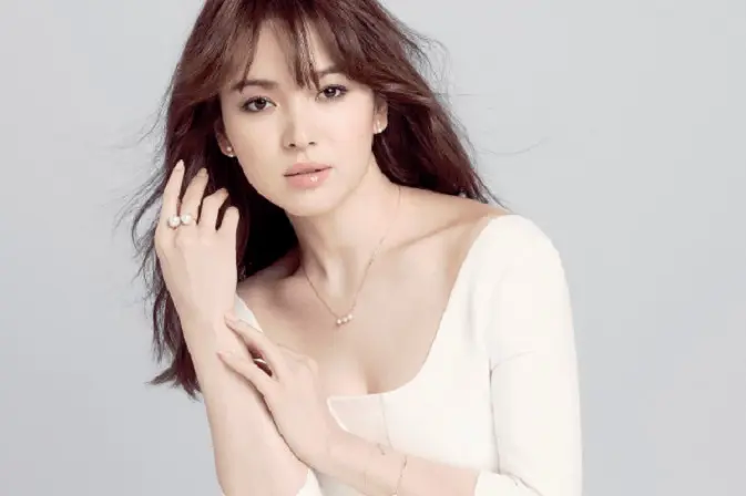 Meski drama itu sudah 17 tahun lalu, akan tetapi wajah Song Hye Kyo terlihat sama sekali tak berubah. (foto: hellokpop.com)