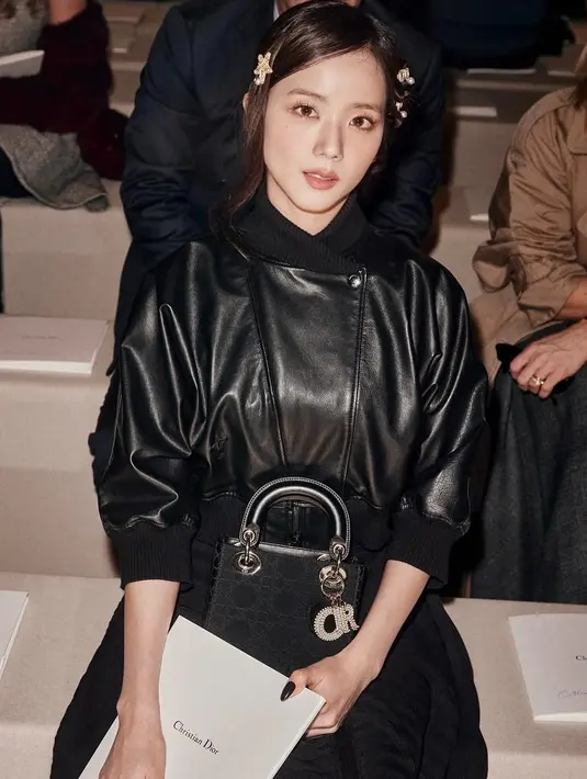 Berbeda dari tampilan sebelumnya yang terlihat shimmery, kali ini Jisoo tampil ala coquette girl [@sooyaaa__]