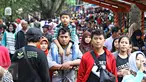 Pengunjung memadati area Kebun Binatang Ragunan, Jakarta, Jumat (1/1). Jumlah pengunjung Taman Margasatwa Ragunan pada libur awal tahun 2016 mencapai lebih dari 100.000 orang. (Liputan6.com/Immanuel Antonius)