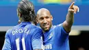 Striker Chelsea, Nicolas Anelka (kanan) merayakan gol pembuka kemenangan bersama Didier Drogba di laga Liga Premiar menghadapi Burnley di Stamford Bridge, London, 29 Agustus 2009. AFP PHOTO/IAN KINGTON