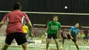 Greysia Polii dan Nitya Krishinda Maheswari dengan penuh semangat mengikuti latihan bersama jelang Kejuaraan Dunia BWF 2015 di Pelatnas Cipayung, Jakarta, Kamis (6/8/2015). (Bola.com/Vitalis Yogi Trisna)