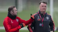 Wayne Rooney berdiskusi dengan Louis van Gaal di sesi latihan (OLI SCARFF / AFP)