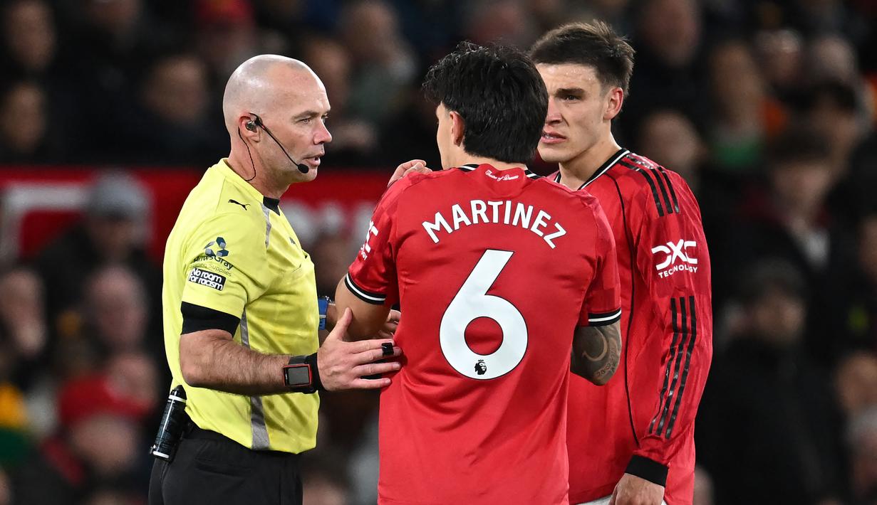Wasit yang memimpin pertandingan tersebut sempat menghentikan laga sementara untuk meninjau VAR. (AFP/Paul Ellis)