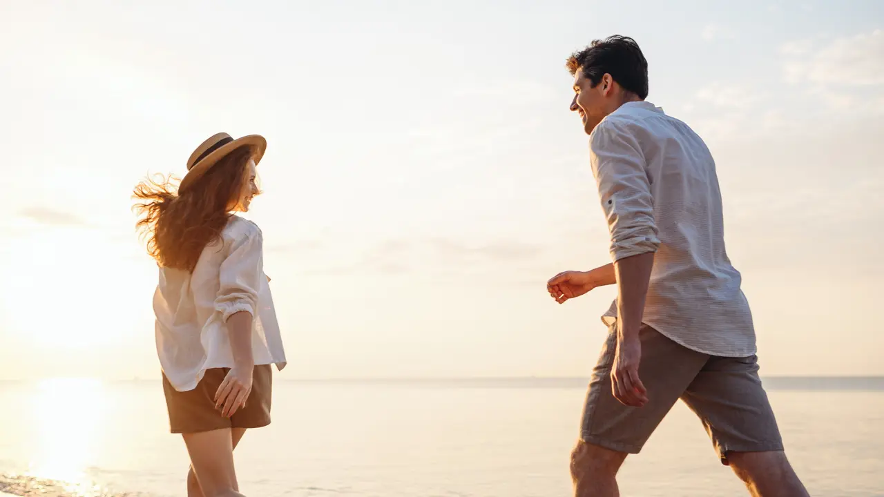 couple februari di pantai