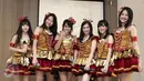 JKT48 berpose seusai jumpa pres New Album Festival Greatest Hits JKT48 di kawasan Kemang, Jakarta, Rabu (22/2). Mereka juga memasukkan lagu yang menjadi hits dalam setiap perilisan di tahunnya dan memiliki momen penting. (Liputan6.com/Herman Zakharia)