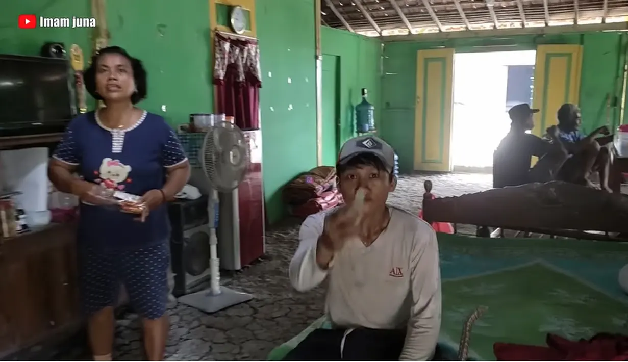 Selain dinding kayu, lantai rumahnya juga masih tanah alias belum di pelur atau keramik. [Youtube/Imam juna]