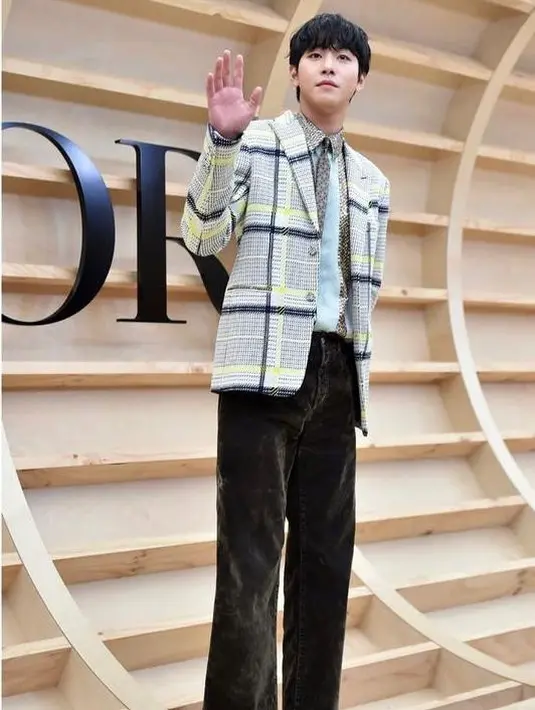 <p>Pemeran Business Proposal Ahn Hyo Seop tampil stylish mengenakan multi-patterned look! (Instagram/itsahnhyoseop).</p>