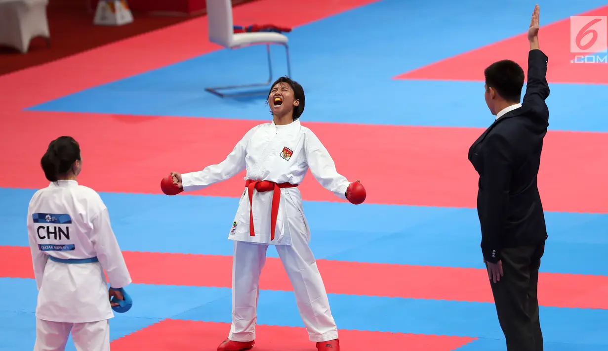 Karateka putri Indonesia, Cokorda Istri Agung Sanistyarani berteriak usai memenangkan pertandingan melawan karateka China, Jiamie Ding di babak final nomor Kumite 55 kg  di Arena Karate JCC Senayan, Jakarta, Minggu (26/8). (Liputan6.com/Fery Pradolo)