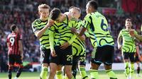 Para pemain Arsenal merayakan gol yang dicetak oleh Kai Havertz ke gawang Bournemouth pada laga pekan ketujuh Premier League 2023/2024 di Vitality Stadium, Sabtu (30/9/2023). Kemenangan tersebut membawa Arsenal berada di posisi kedua klasemen Liga Inggris dengan 17 poin dari tujuh laga. (AFP/Adrian Dennis)