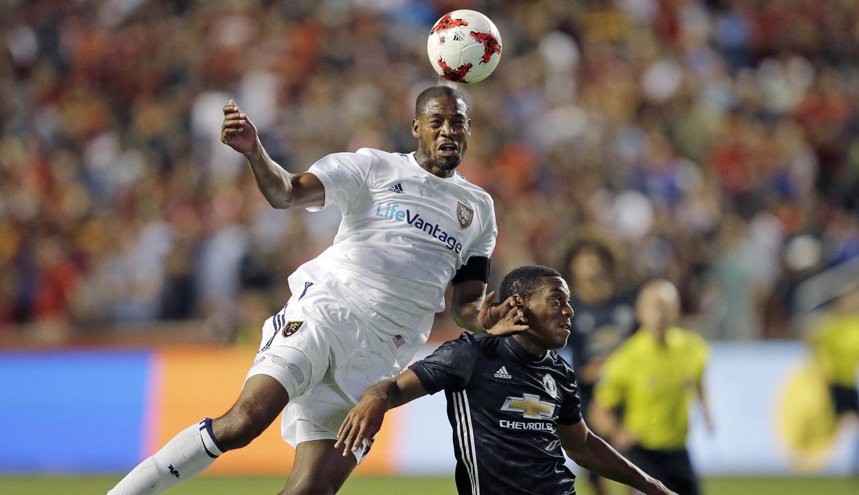 Bek Real Salt Lake, Chris Schuler, duel udara dengan striker Manchester United, Anthony Martial, pada laga persahabatan di Stadion Rio Tinto, Utah, Selasa (17/7/2017). MU menang 2-1 atas Salt Lake. (AP/Rick Bowmer)