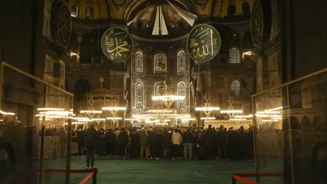 Sholat Tarawih Pertama di Masjid Hagia Sophia Turki