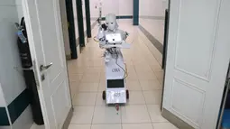 Robot Cira 03 terlihat di sebuah rumah sakit di Kota Tanta, Provinsi Gharbiya, Mesir, 3 Desember 2020. Robot bernama Cira 03 itu dikendalikan dari jarak jauh oleh penemunya, Mahmoud el-Komy. (Xinhua/Ahmed Gomaa)
