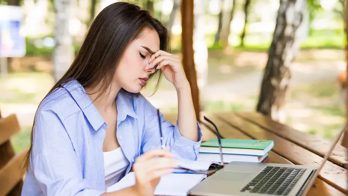 perempuan lelah bekerja