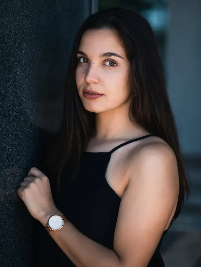 Ilustrasi menutupi pipi tembam