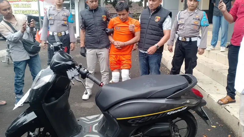 Otang, pelaku pembunuhan Neneng (43), seorang guru ngaji di Kecamatan Cikajang, Garut, Jawa Barat, berhasil diringkus di kota ‘Ale-ale’ Ketapang, Kalimantan Barat. (Liputan6.com/Jayadi Supriadin)