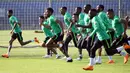 Para pemain Arab Saudi berlari saat sesi latihan jelang laga Piala Dunia di Saint Petersburg, Rusia, Senin (11/6/2018). Arab Saudi akan bertanding melawan tuan rumah Rusia pada laga pembukaan Piala Dunia 2018. (AFP/Paul Ellis)