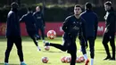 Gelandang Manchester United Andreas Perreira mengontrol bola saat sesi latihan jelang menjamu Paris Saint-Germain (PSG) pada leg pertama babak 16 besar Liga Champions di Manchester, Inggris, Senin (11/2). (FRANCK FIFE/AFP)