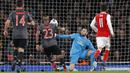 Gelandang Bayern Munchen, Arturo Vidal, saat mencetak gol ke gawang Arsenal pada leg kedua babak 16 besar Liga Champions di Stadion Emirates, London, (7/3/2017). Bayern Munchen menang agregat 10-2 atas Arsenal. (AFP/Ian Kington)