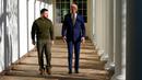 Presiden Amerika Serikat Joe Biden dan Presiden Ukraina Volodymyr Zelenskyy berjalan di sepanjang barisan tiang Gedung Putih, Washington, Amerika Serikat, 21 Desember 2022. Biden mengatakan, AS dan Ukraina akan terus memproyeksikan pertahanan bersama, karena Rusia melancarkan serangan brutal terhadap hak Ukraina untuk hidup sebagai sebuah bangsa. (AP Photo/Patrick Semansky)