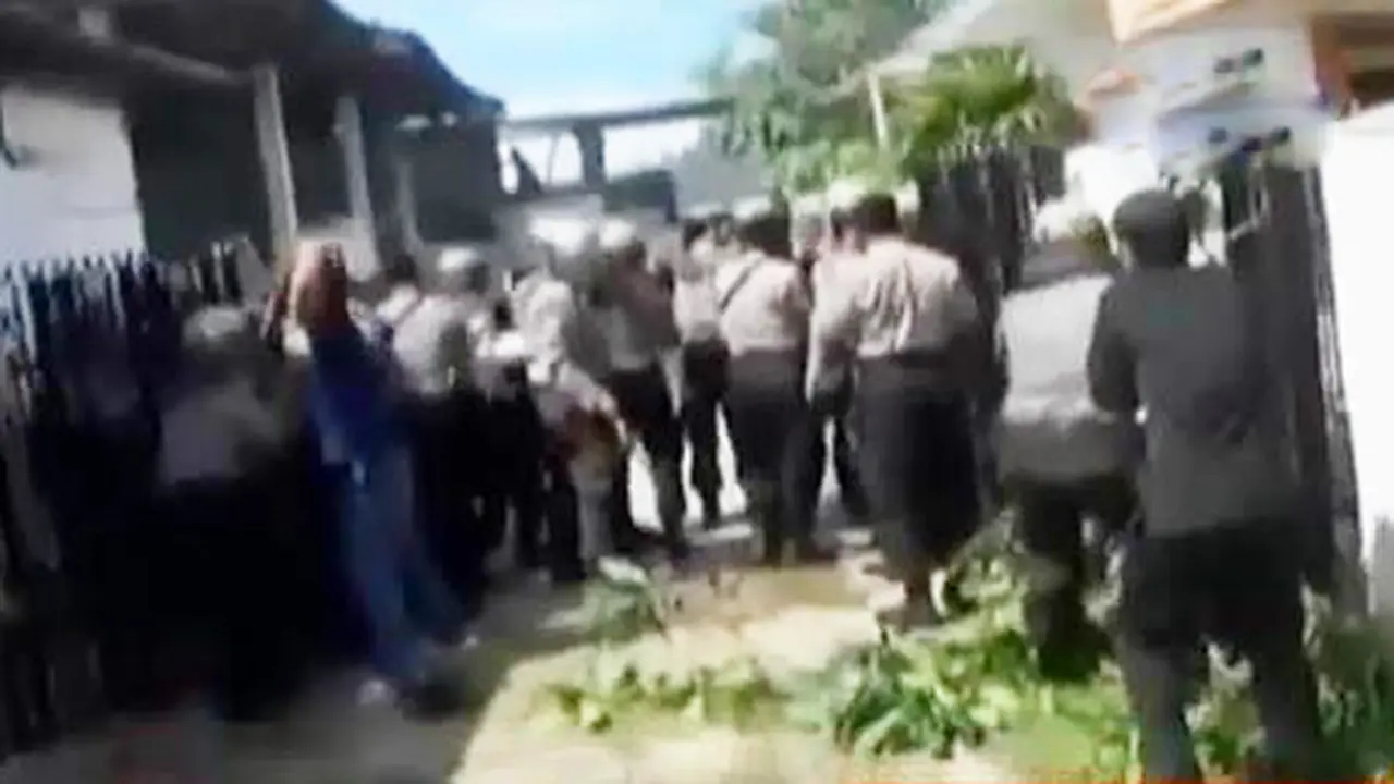 VIDEO: Tolak Rumahnya Dieksekusi, Pemilik Lempar Bom Molotov 
