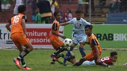 Perebutan bola antara pemain Rusun Daan Mogot (biru) dengan pemain Rusun Pulo Gebang pada laga final Rusun Cup 2015 di Stadion Soemantri Brojonegoro, Jakarta, Minggu (8/11/2015). ( Bola.com/Nicklas Hanoatubun)