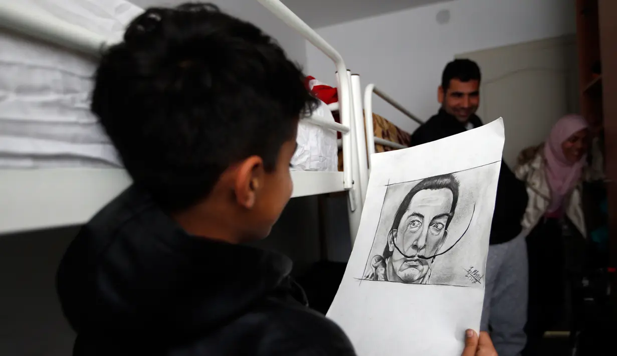 Farhad Nouri berfoto dengan gambar pelukis surealis Salvador Dali yang dibuatnya, di kamarnya di dekat Belgrade, Serbia, 13 Maret 2017. Bocah Afganistan berusia 10 tahun ini dikenal dengan julukan Little Picasso karena bakat seninya. (AP/Darko Vojinovic)