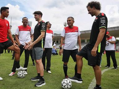 Direktur Utama Pertamina Lubricants Werry Prayogi (kedua kanan) berbincang bersama pembalap Pertamina Enduro VR46 Racing Team Franco Morbidelli (kanan), Fabio Di Giannantonio (tengah) dan pesepak bola Persija Jakarta Rizky Ridho (kedua kiri), serta Andritany Ardhiyasa (kiri) pada perkenalan Pertamina Enduro VR46 Racing Team di Lapangan Madya, Komplek Gelora Bung Karno, Jakarta, Jumat (24/1/2025). (Liputan6.com/Angga Yuniar)