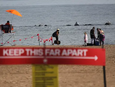 Seorang penjaga pantai terlihat sedang bertugas di sebuah pantai di Coney Island, New York City, AS, pada 1 Juli 2020. Pada Rabu (1/7), delapan pantai di New York City secara resmi dibuka untuk berenang selama jam kerja harian penjaga pantai, yakni mulai pukul 10.00 hingga 18.00. (Xinhua/Wang Ying)